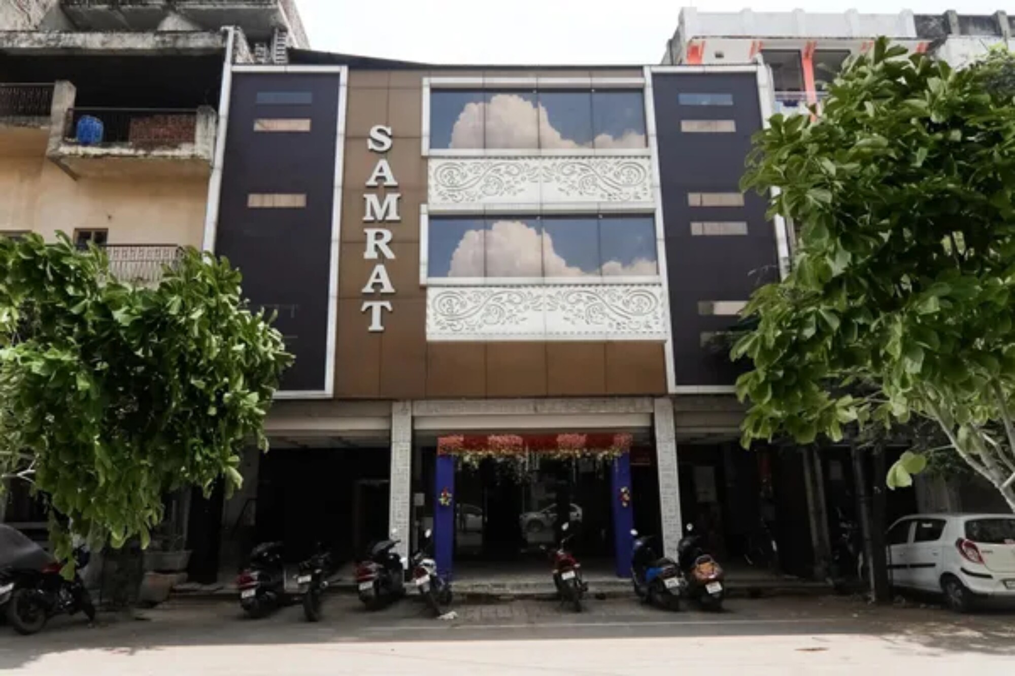 FabHotel Samrat Jawahar Nagar - Tap to explore photos