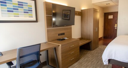 Holiday Inn Express Marshfield Room Type - 1 King Bed Standard