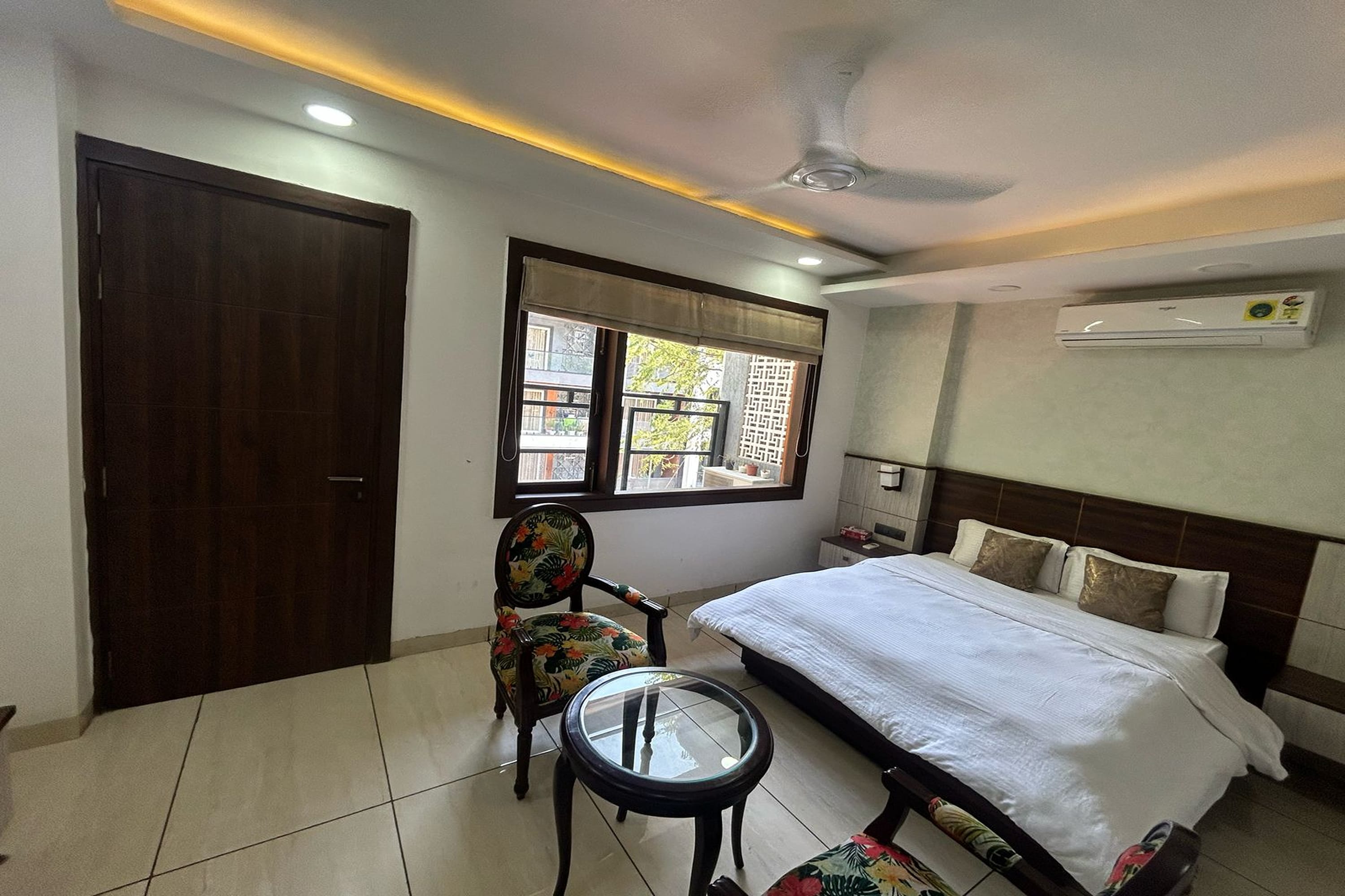 Hotel CyberVista - Tap to explore photos