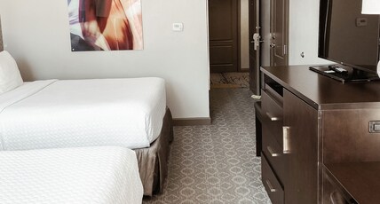 Crowne Plaza Chicago SW - Burr Ridge Room Type - 2 Queen Beds Standard Comm Access