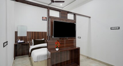 Collection O Banaras Railway Junction Formerly Varanasi Suites Room Type - Deluxe