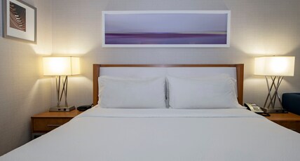 Holiday Inn Express KAMLOOPS Room Type - 1 Kng Stndrd Comm Mobil Access Roll Shwr