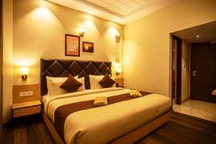 Gurjeet Hotel by Naavagat