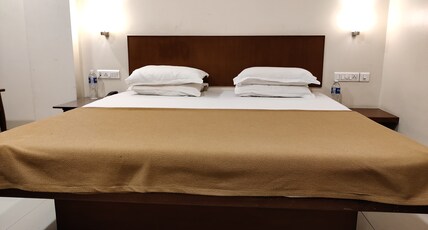 Hotel Gulmohr Room Type - Queen Room