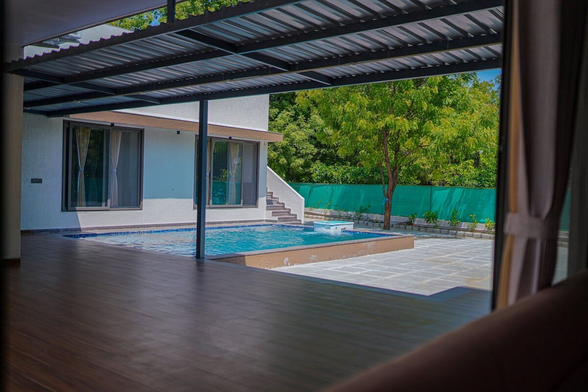 Villa with Pool in Kensville Golf Club - Tap to explore photos