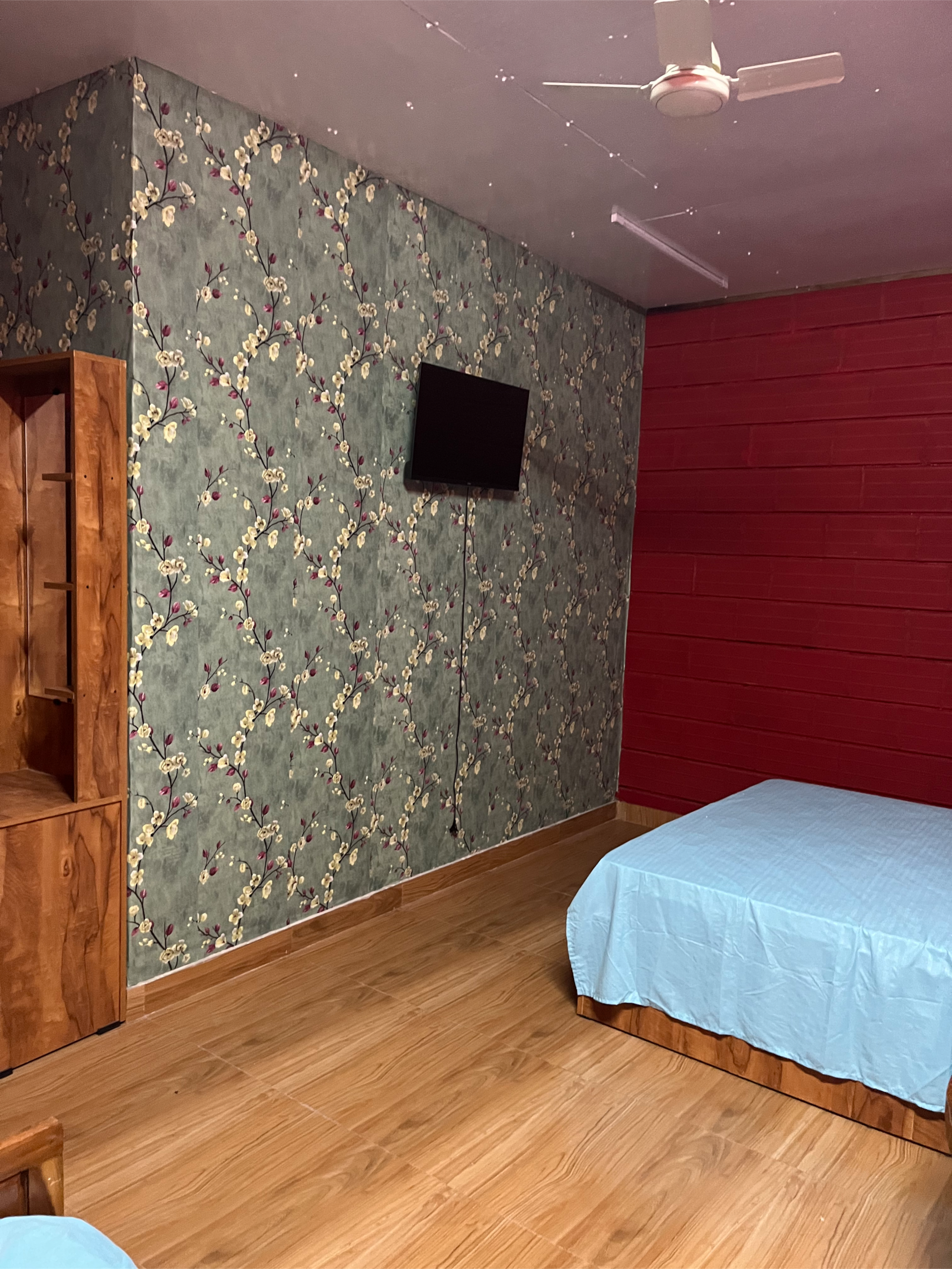 Nature watch bedroom 1 - Tap to explore photos