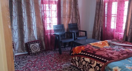 Elizabeth paying guest Room Type - Double deluxe room with shared bathroom