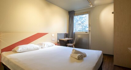 ibis budget Avignon Centre Room Type - Triple Room with One Double Bed and One Single Bed ibis budget Avignon Centre Room Type - Triple Room with One Double Bed and One Single Bed