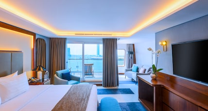 Queen Elizabeth 2 Room Type - Duplex Suite with 1 King size bed and separate living room area with a sofabed Queen Elizabeth 2 Room Type - Duplex Suite with 1 King size bed and separate living room area with a sofabed
