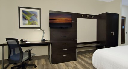 Holiday Inn Express & Suites Brookshire - Katy Freeway Room Type - 1 King Bed Standard Comm Accessible