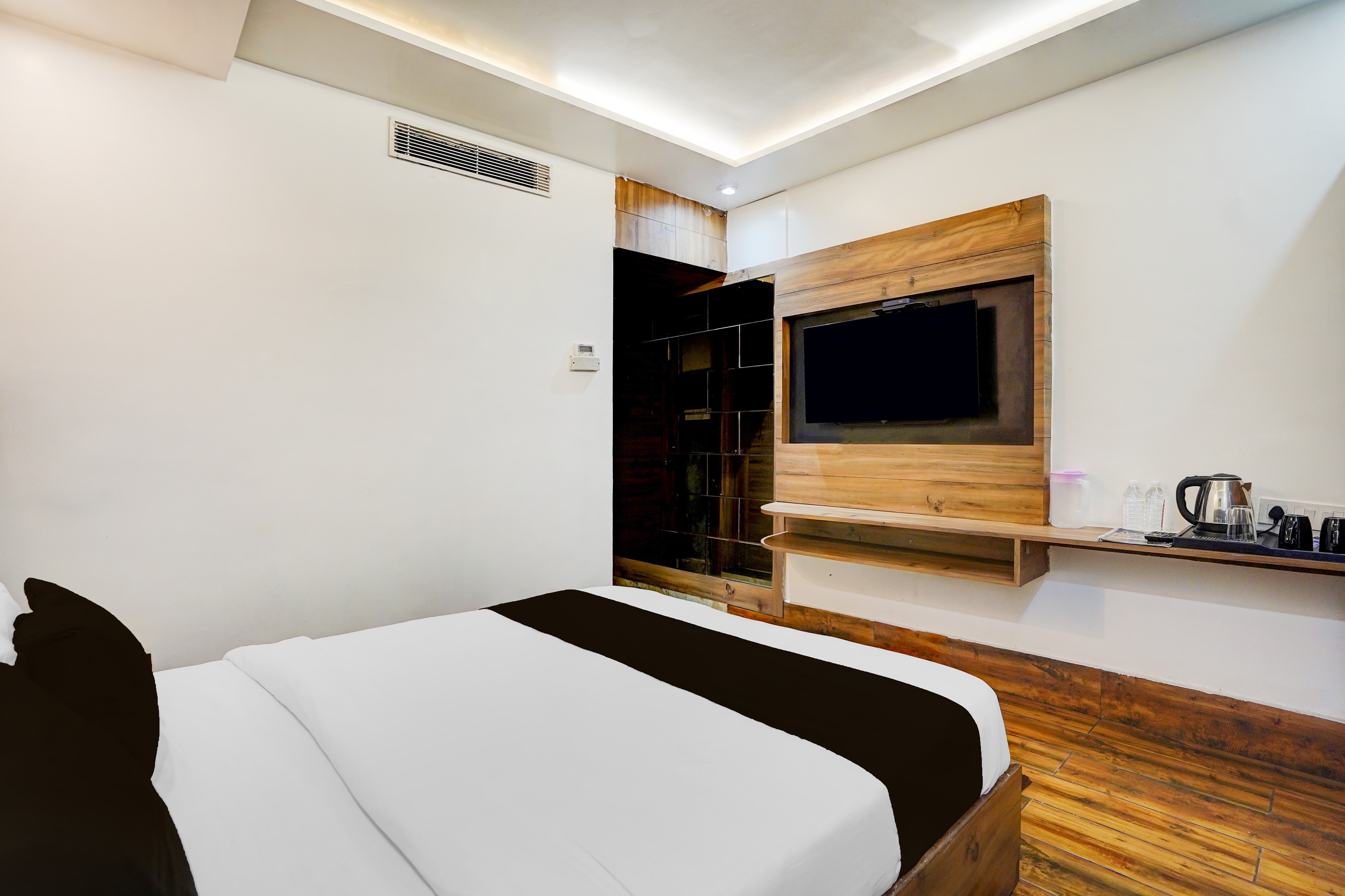 Super OYO Townhouse Prayagraj Central Bus Terminal Formerly Hotel Four View - Tap to explore photos
