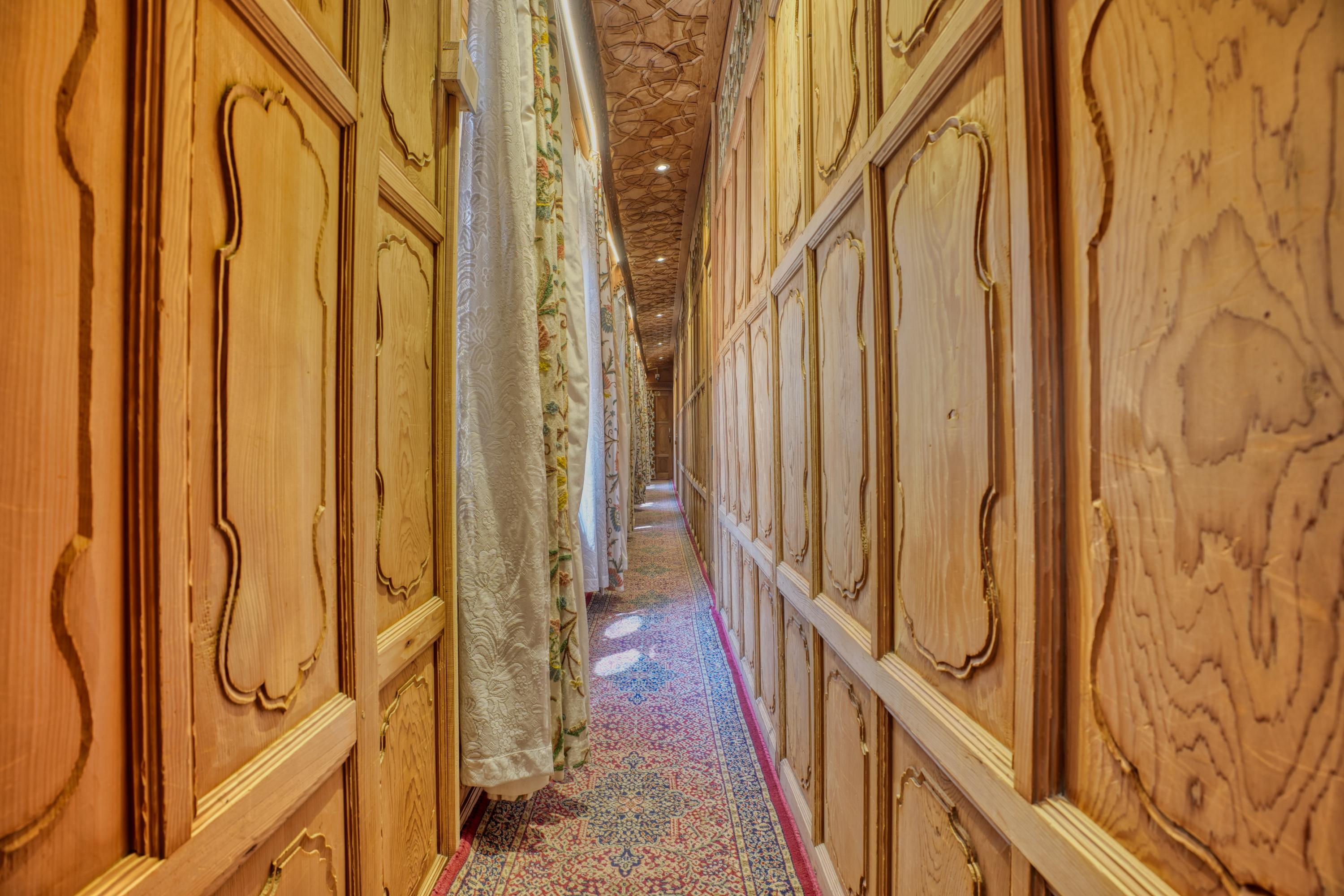 Alexandra houseboats - Tap to explore photos