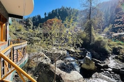 Madpackers Jibhi | Hostel by the River