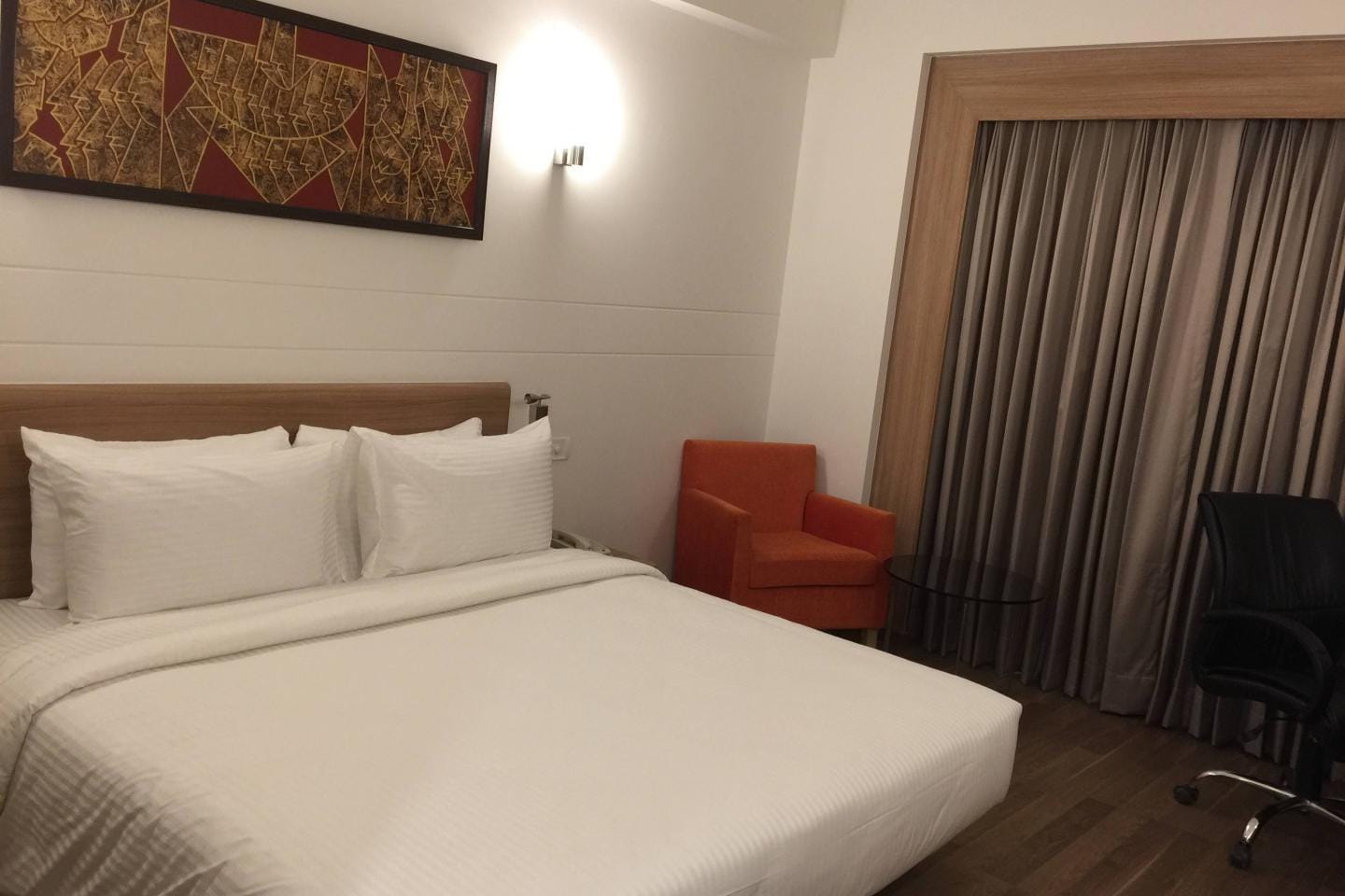 Lemon Tree Hotel Sec-60 Gurugram - Tap to explore photos