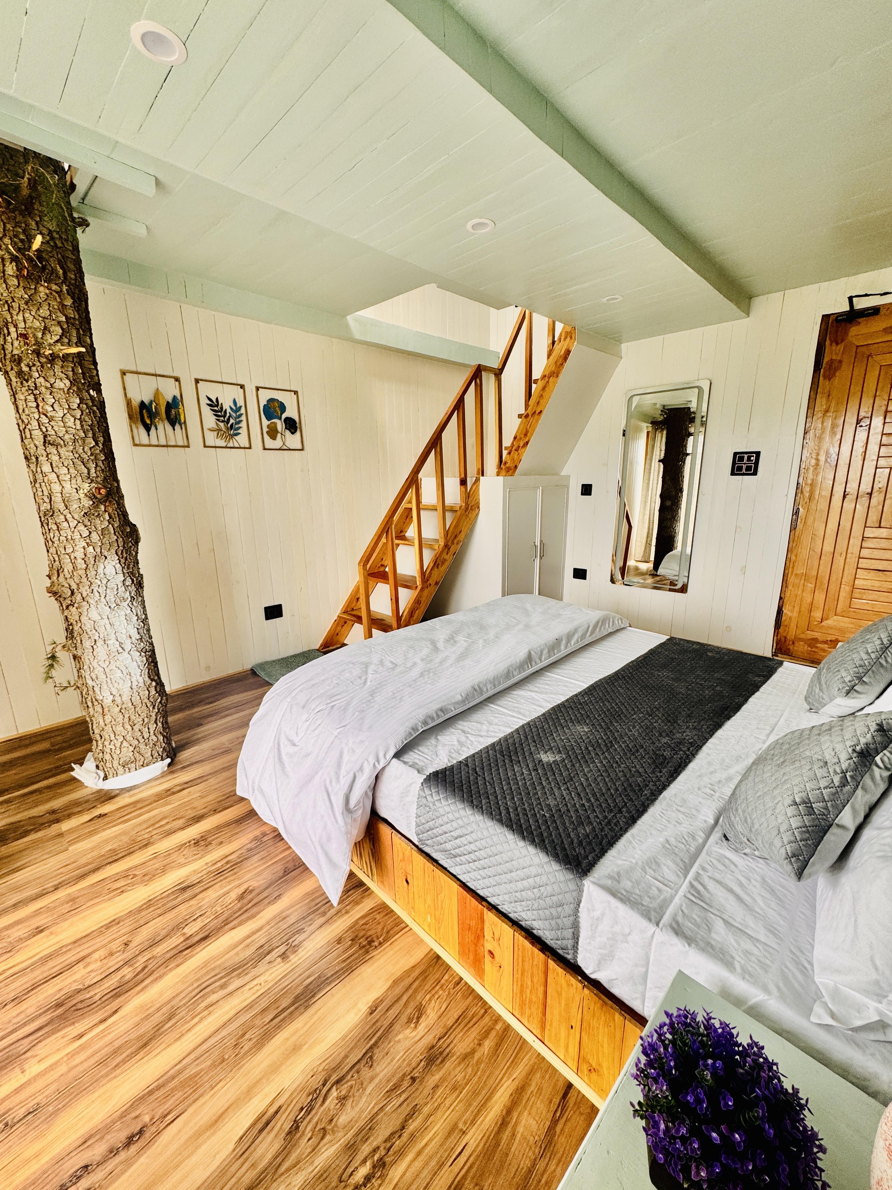 Duplex treehouse with Jacuzzi - Tap to explore photos
