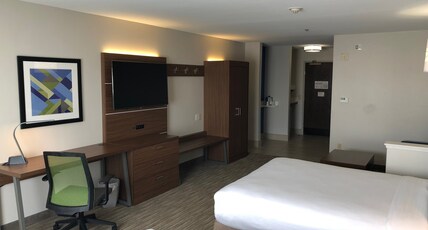 Holiday Inn Express Arlington Interstate 20 Parks Mall Room Type - 2 Queen Suite Sofa Bed