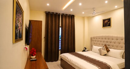 R. Raghavam Hotel & Restaurant Room Type - Deluxe Room