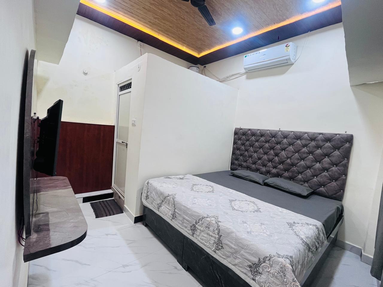 Pallav GuestHouse - Tap to explore photos