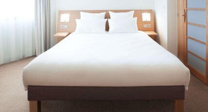 NOVOTEL NUERNBERG MESSEZENTRUM Room Type - Standard room with 1 double bed and sofa NOVOTEL NUERNBERG MESSEZENTRUM Room Type - Standard room with 1 double bed and sofa