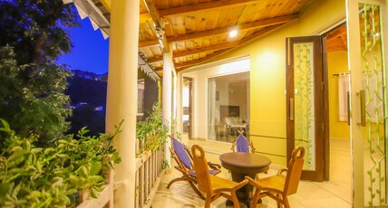 StayVista | Mistletoe House Room Type - Entire 6 BR Private Villa Mistletoe House