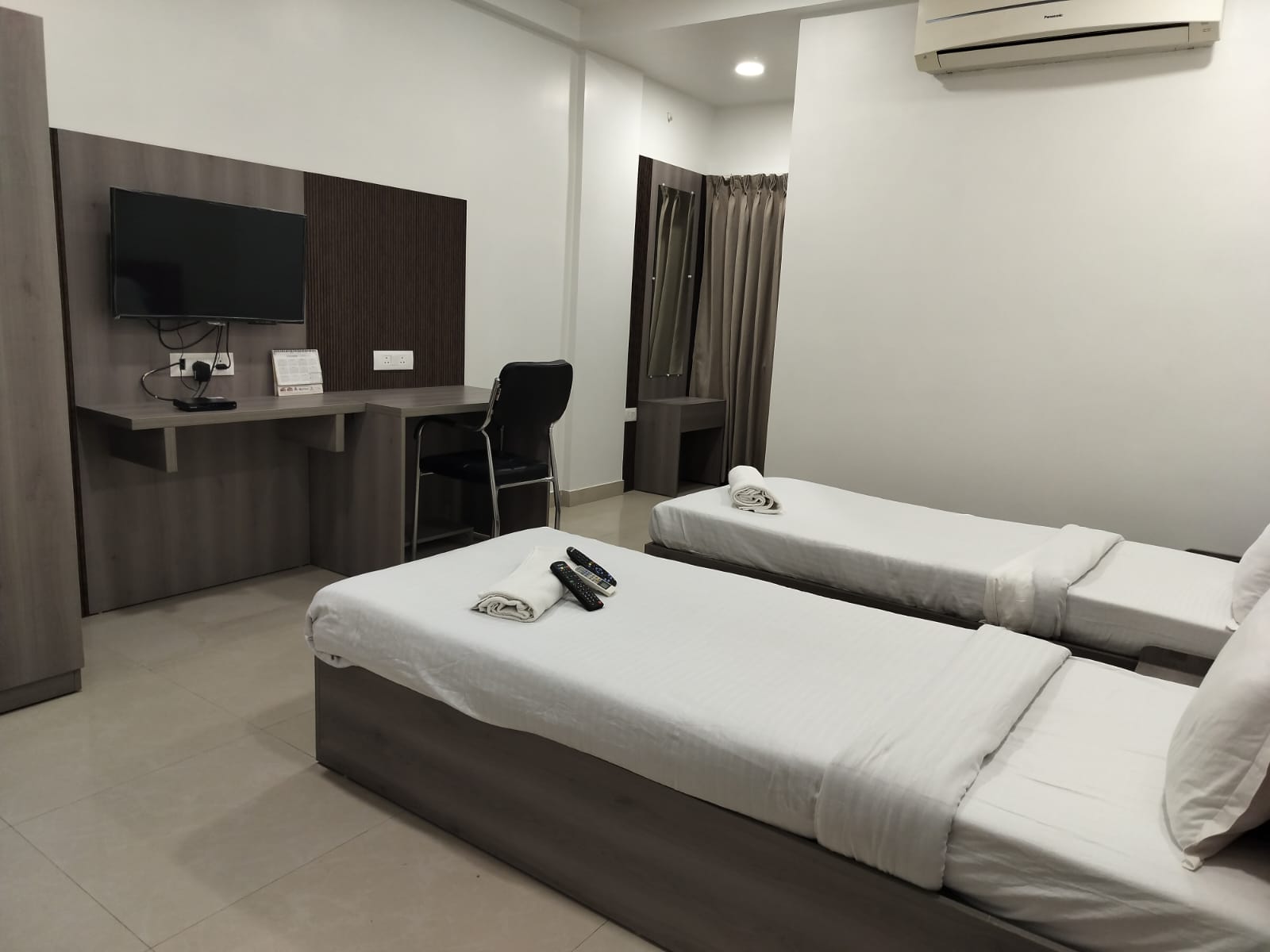 Hotel Gayatri Inn - Tap to explore photos