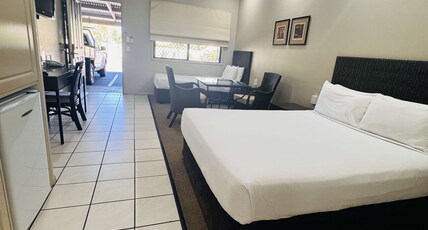 Best Western Bungil Creek Motel Room Type - 1 Queen And 1 Single, Non-Smoking, Deluxe Room, Work Desk, Cable Tv, Air-Conditioned, Wi-Fi Best Western Bungil Creek Motel Room Type - 1 Queen And 1 Single, Non-Smoking, Deluxe Room, Work Desk, Cable Tv, Air-Conditioned, Wi-Fi