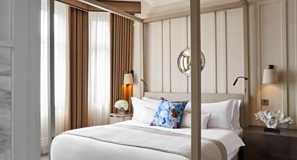 Kimpton Fitzroy London, an IHG Hotel Room Type - 1 Bedroom Suite Accessible Roll In Shower Park View