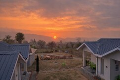 Pagdandi cotteges Bir | Mountain-View Hut | Sunset & Open Spaces