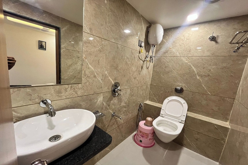 Sunshine Suite near Delhi Airport - Tap to explore photos