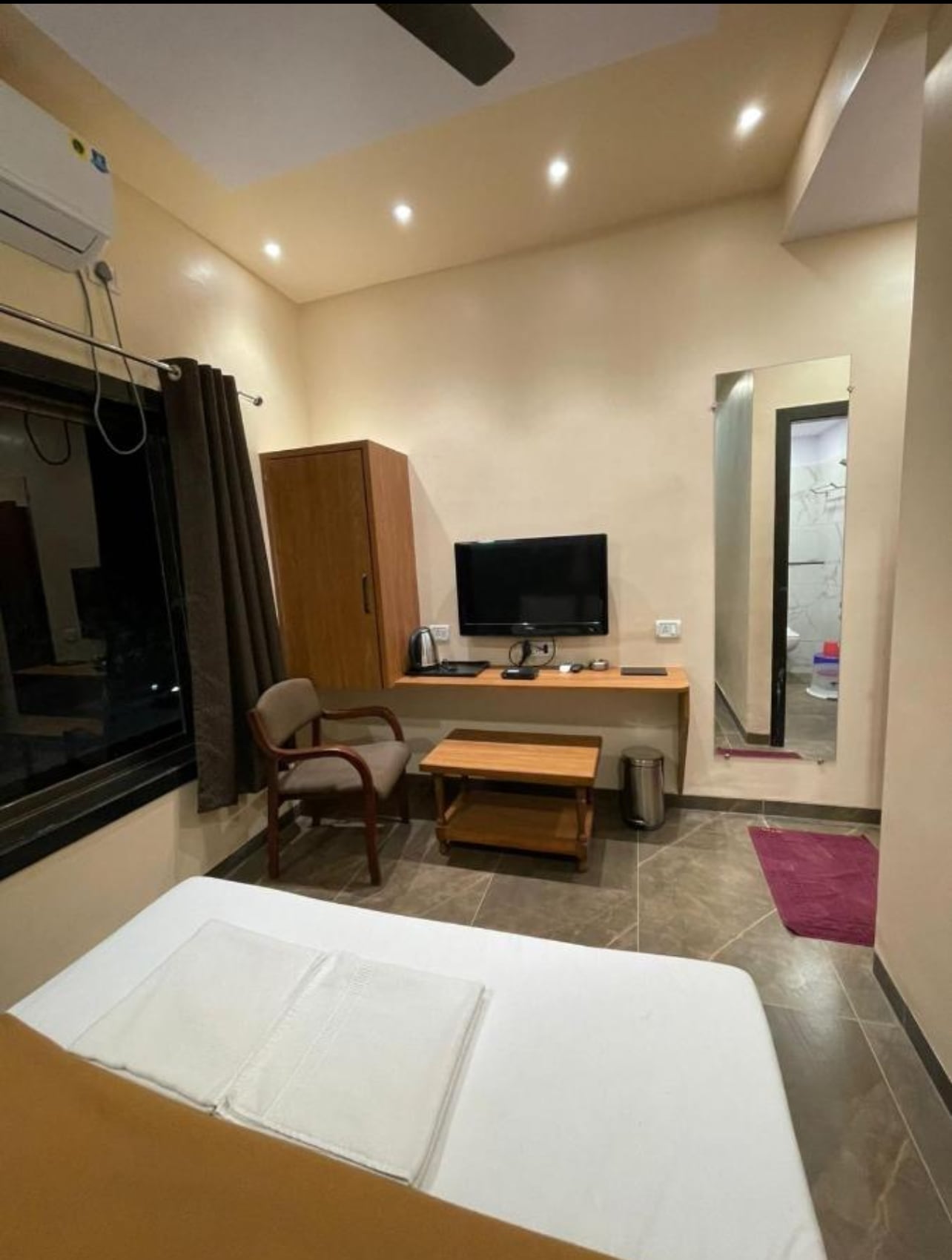 Hotel Vardhan - Tap to explore photos