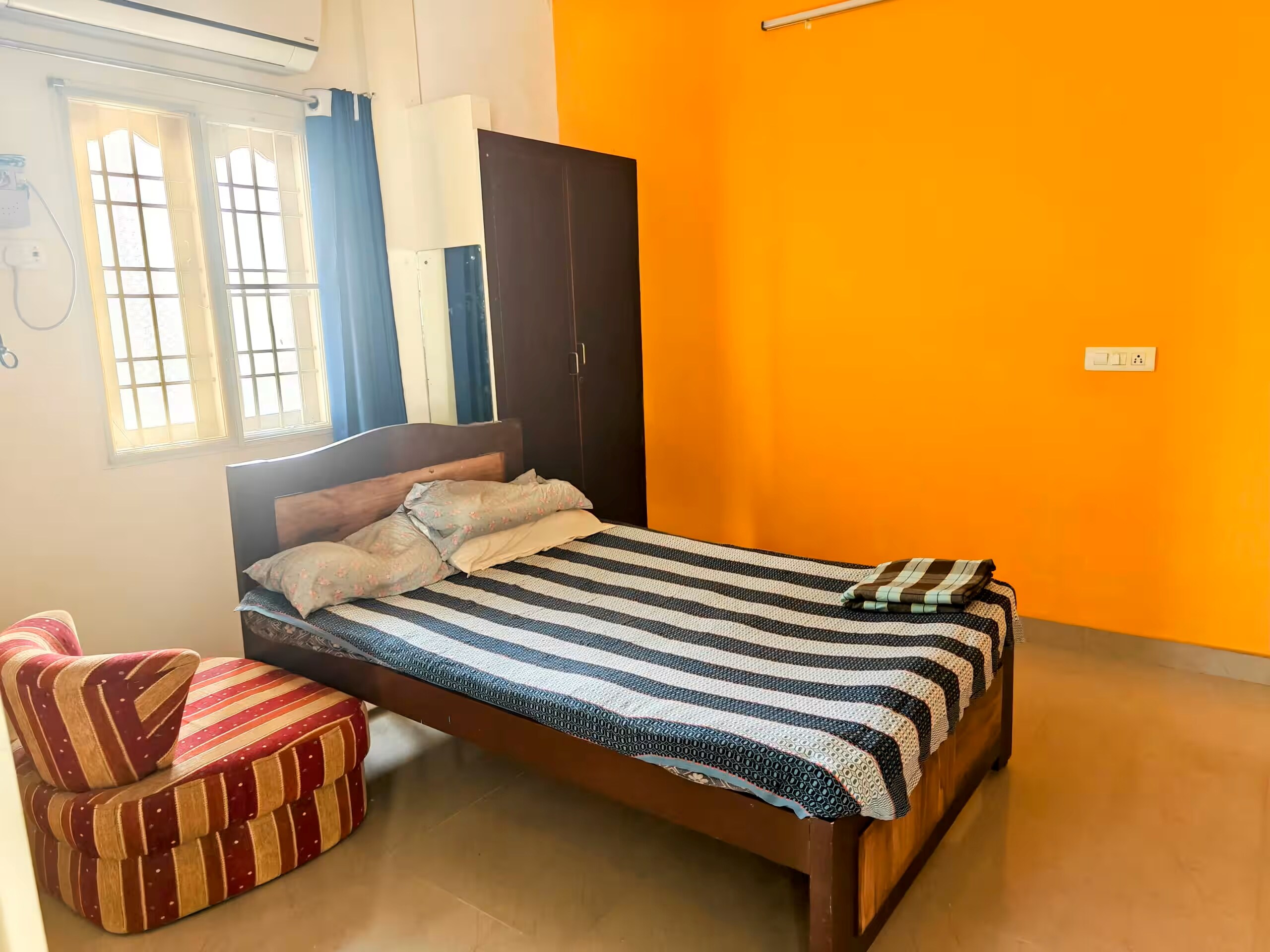Srusrikar Deluxe AC Room - Tap to explore photos