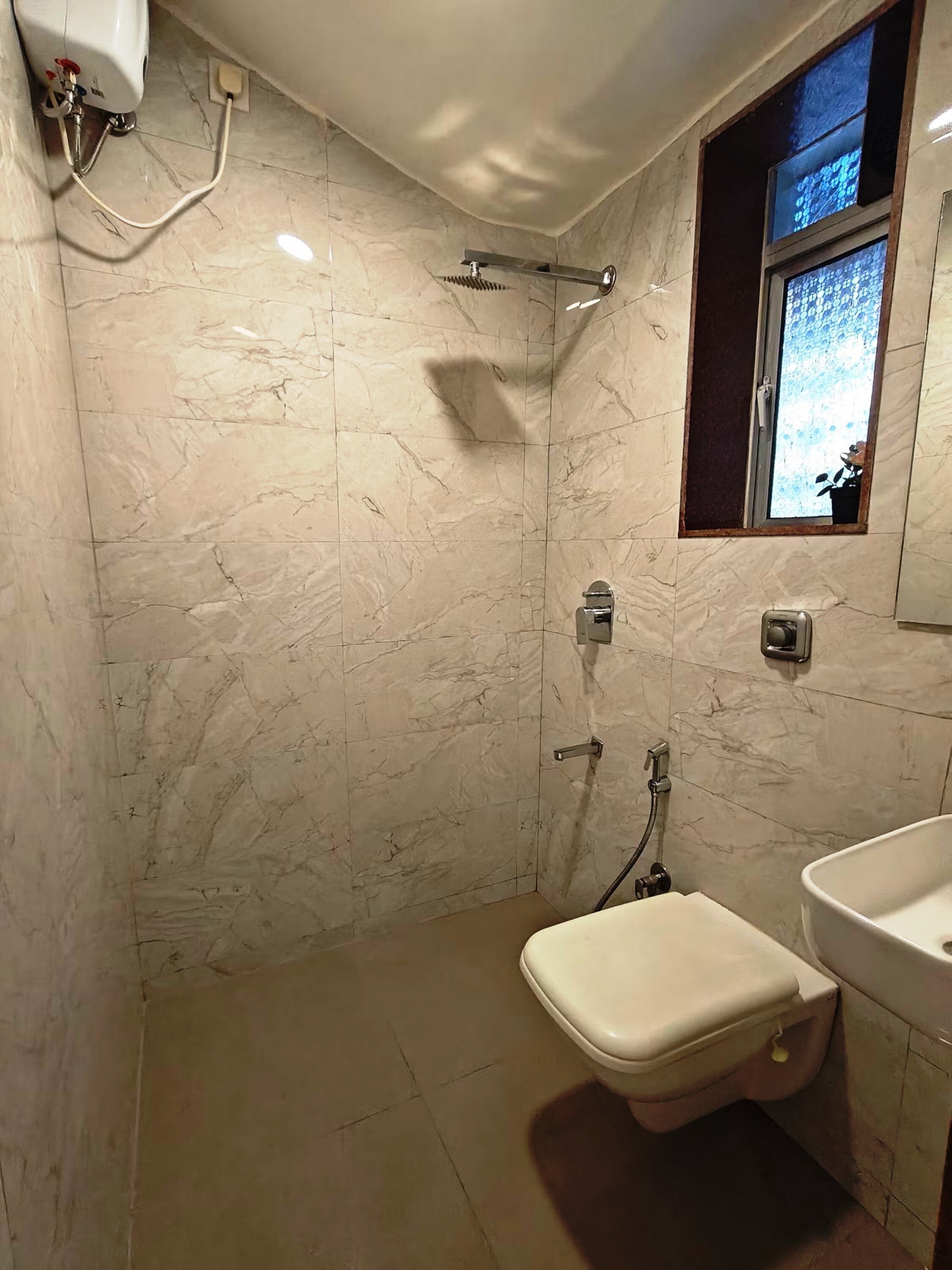 Cozy 1bhk off Carter Road - Tap to explore photos