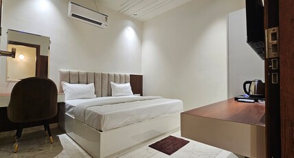 Hotel Sharanga Room Type - Deluxe Room