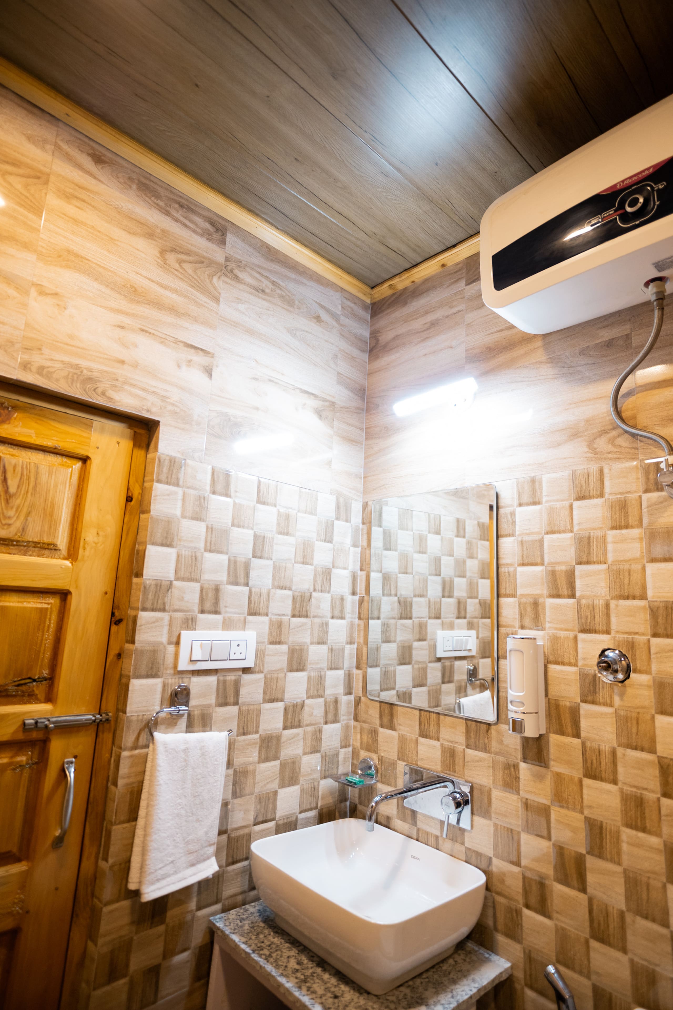 Sunset Forest Twin Deluxe 2 Rooms Shimla Kufri - Tap to explore photos