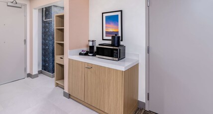 Hilton Garden Inn Albuquerque Uptown Room Type - 1 KING BED JR SUITE SHOWER