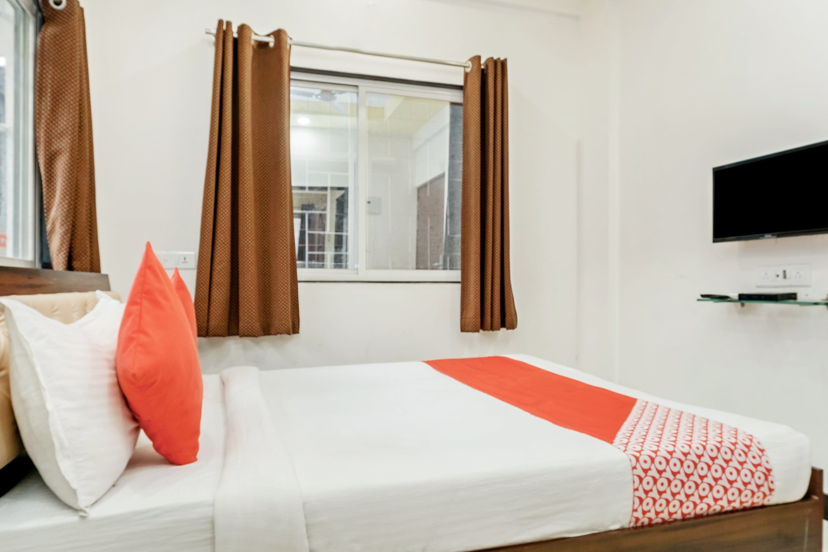 Hotel O White Castle Heritage - Tap to explore photos