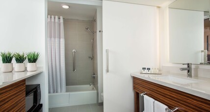 Grand Naniloa Hotel Hilo - a Doubletree by Hilton Room Type - 1 KING BED OCEANVIEW ROOM