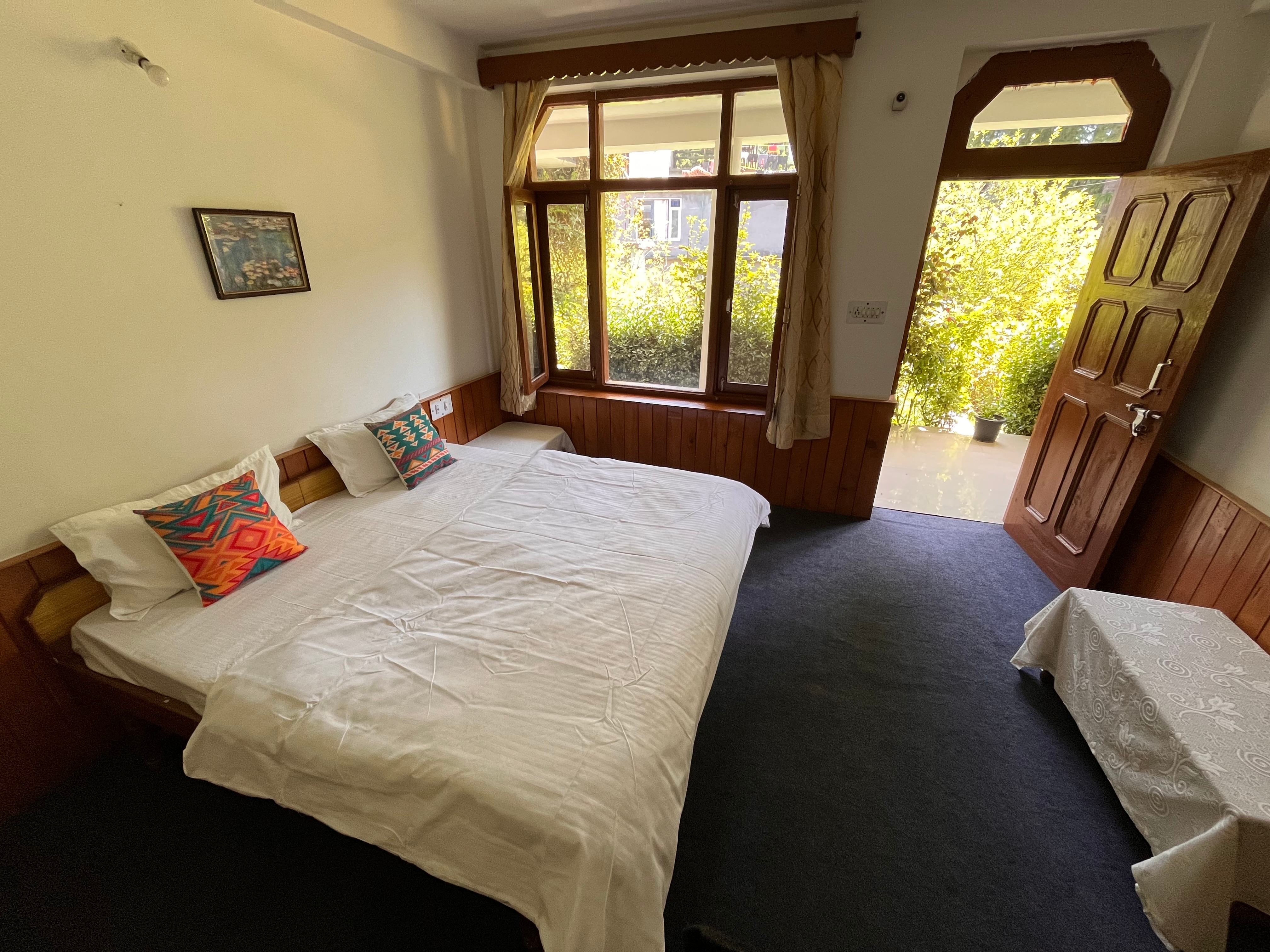 Eagle Guesthouse | Rooms & Caretaker - Tap to explore photos