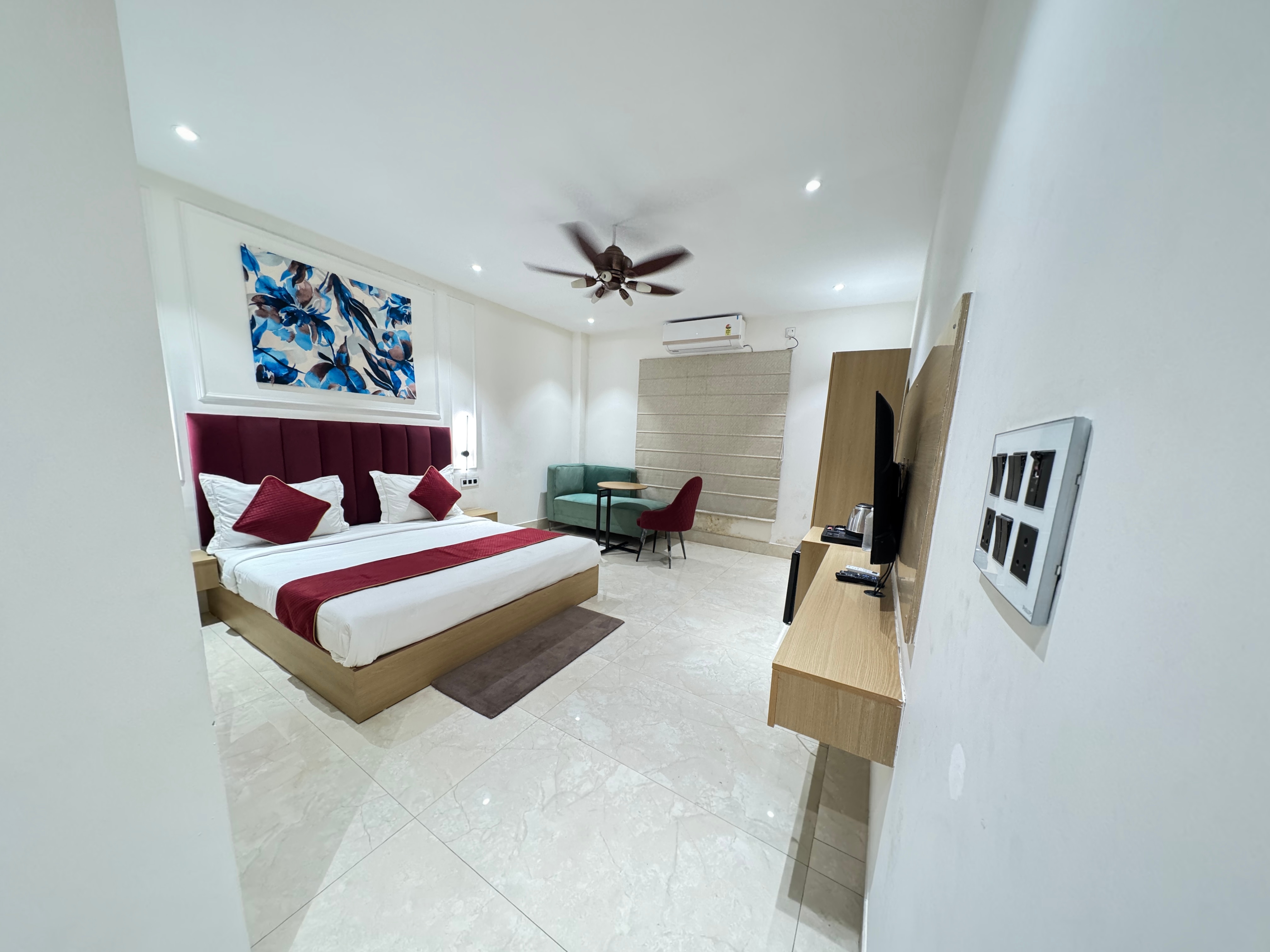 Hotel Amber Inn - 800m from Prayagraj Junction - Tap to explore photos