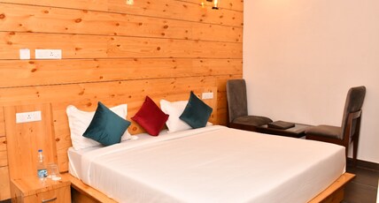 Hotel The Crown Room Type - Deluxe  Room with Market View