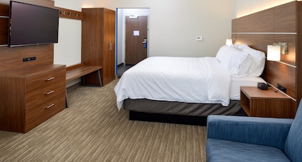 Holiday Inn Express & Suites Elko, an IHG Hotel Room Type - 1 King Bed Suite Additional Living Area
