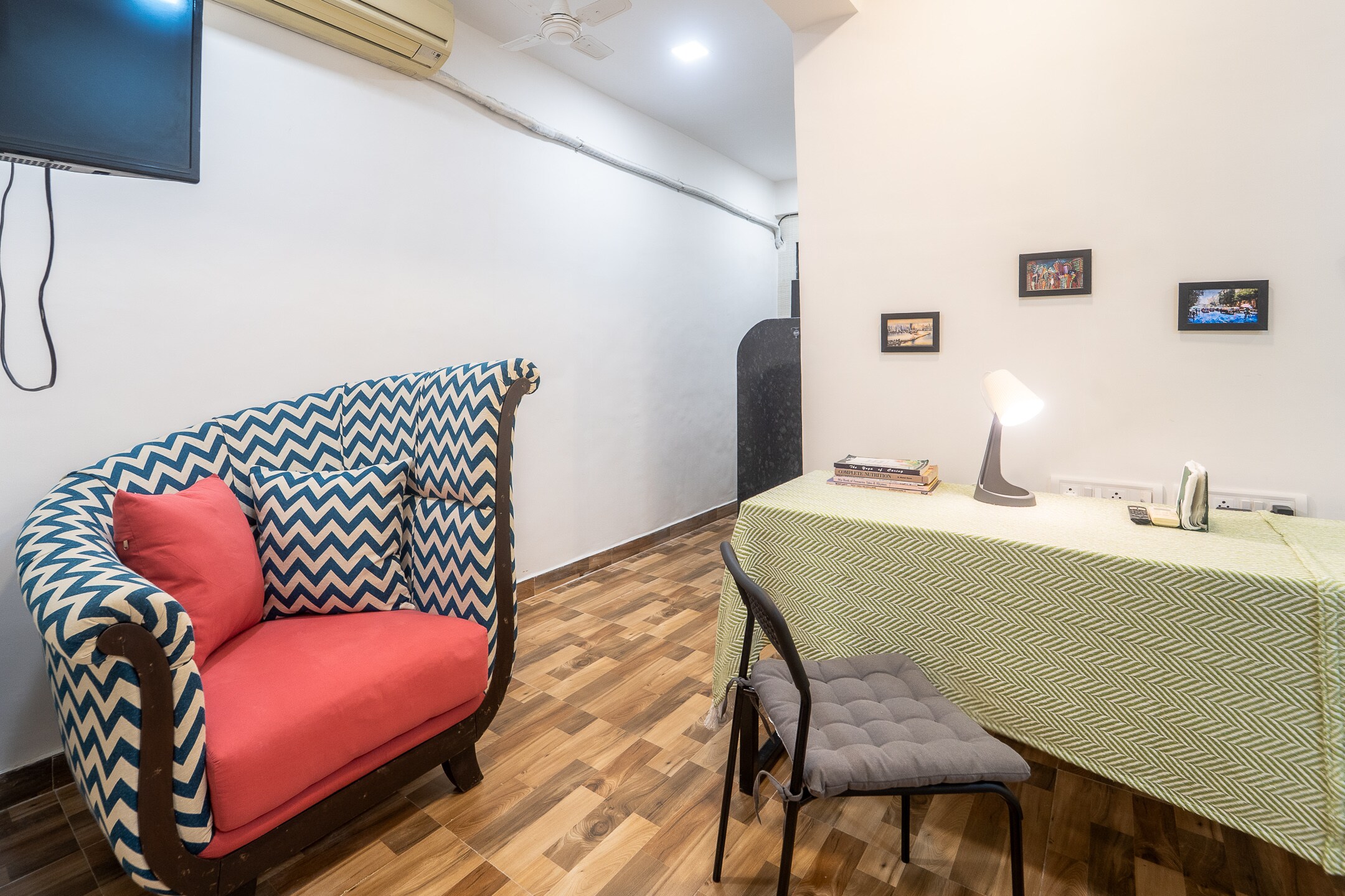 Cozy 1BHK Apt off Carter Rd Bandra W: Rose 3 - Tap to explore photos