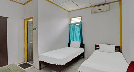Hotel O Penginapan Aina Syariah Room Type - SPOT ON Twin Hotel O Penginapan Aina Syariah Room Type - SPOT ON Twin