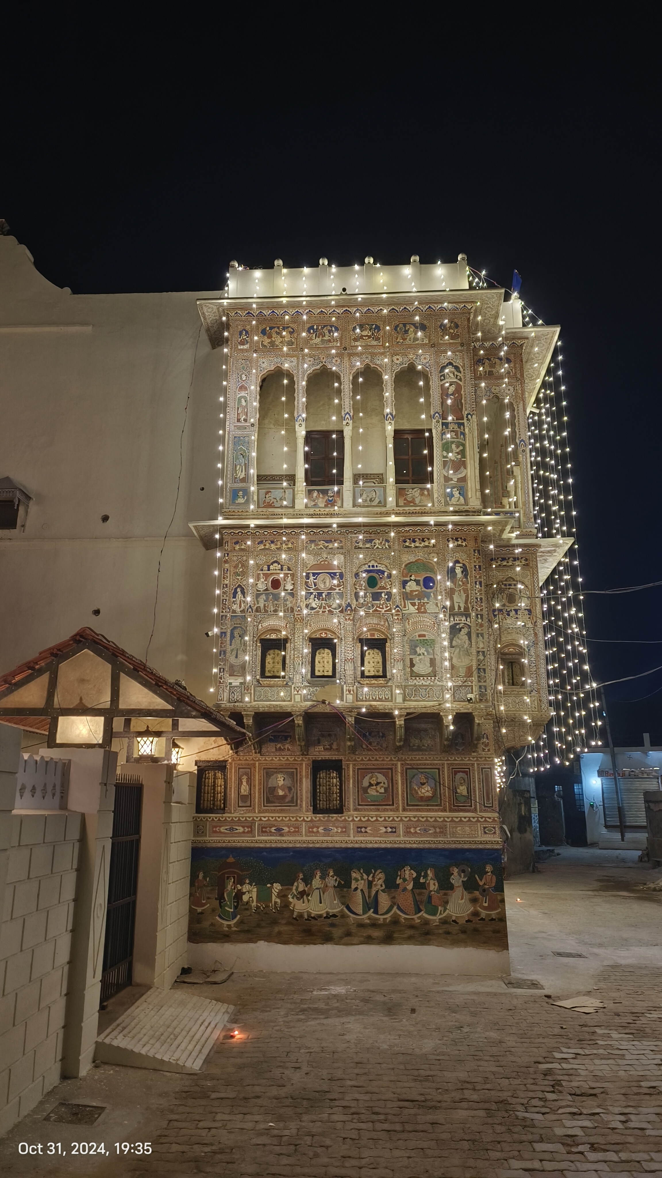 Hotel Mandawa Vilas - Tap to explore photos