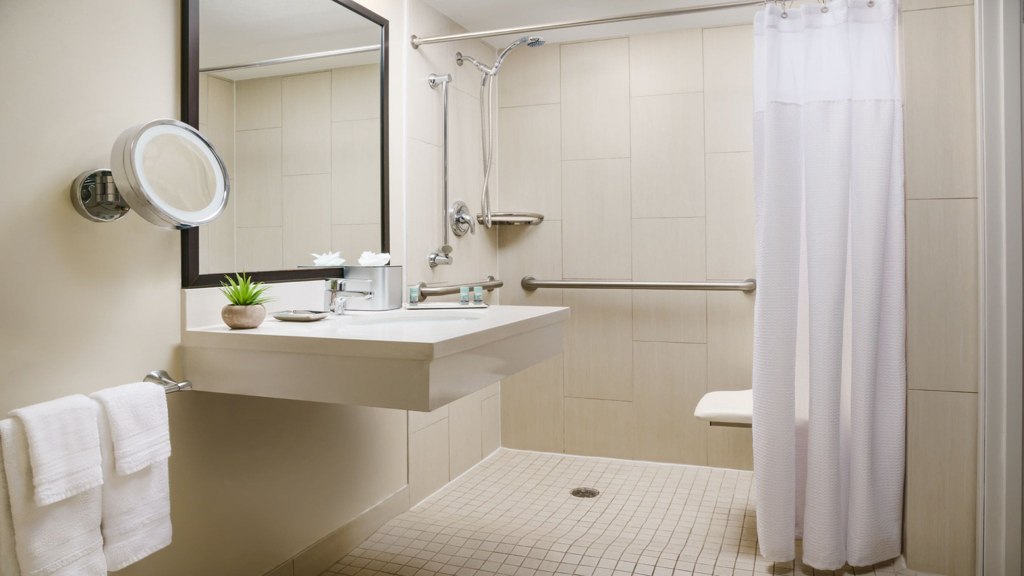 Crowne Plaza Phoenix Airport (Pet-friendly) - Tap to explore photos