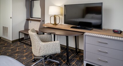 Holiday Inn Hotel & Suites BECKLEY Room Type - 1 Bedroom Suite 2 Queen Sofa Bed Holiday Inn Hotel & Suites BECKLEY Room Type - 1 Bedroom Suite 2 Queen Sofa Bed