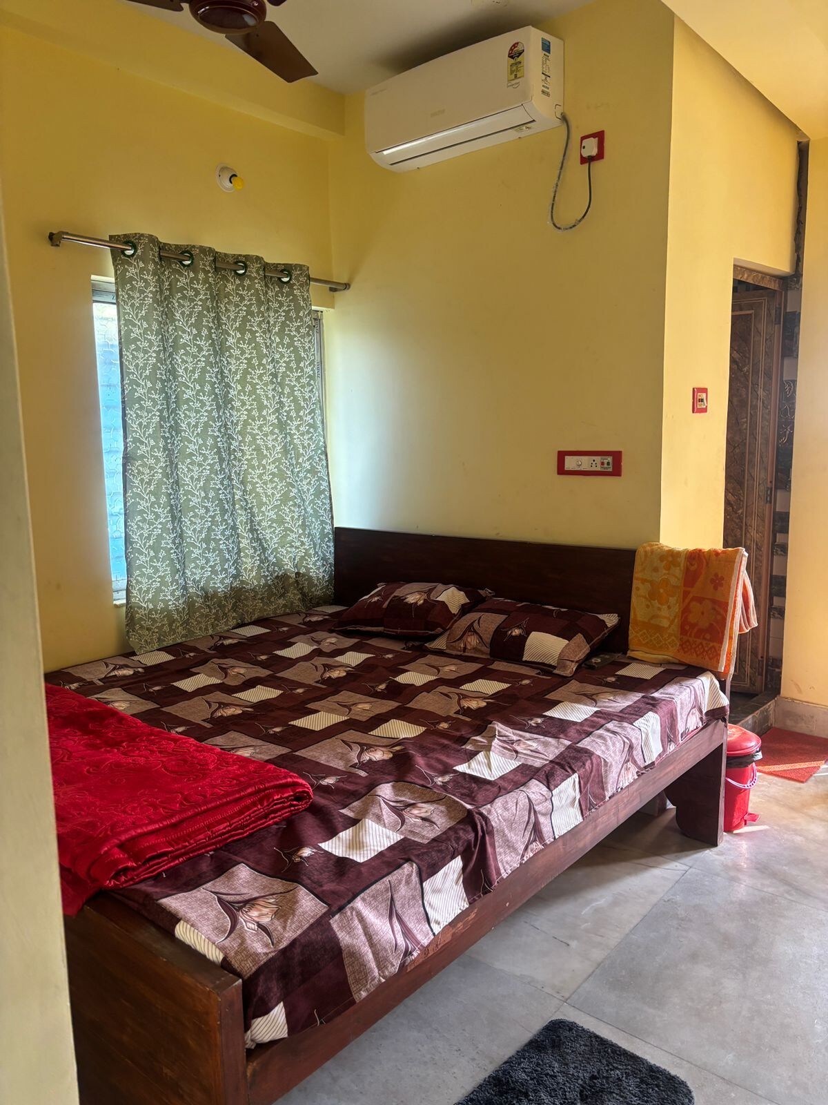 Lara 1RK Studio Rooms Santragachi - Tap to explore photos