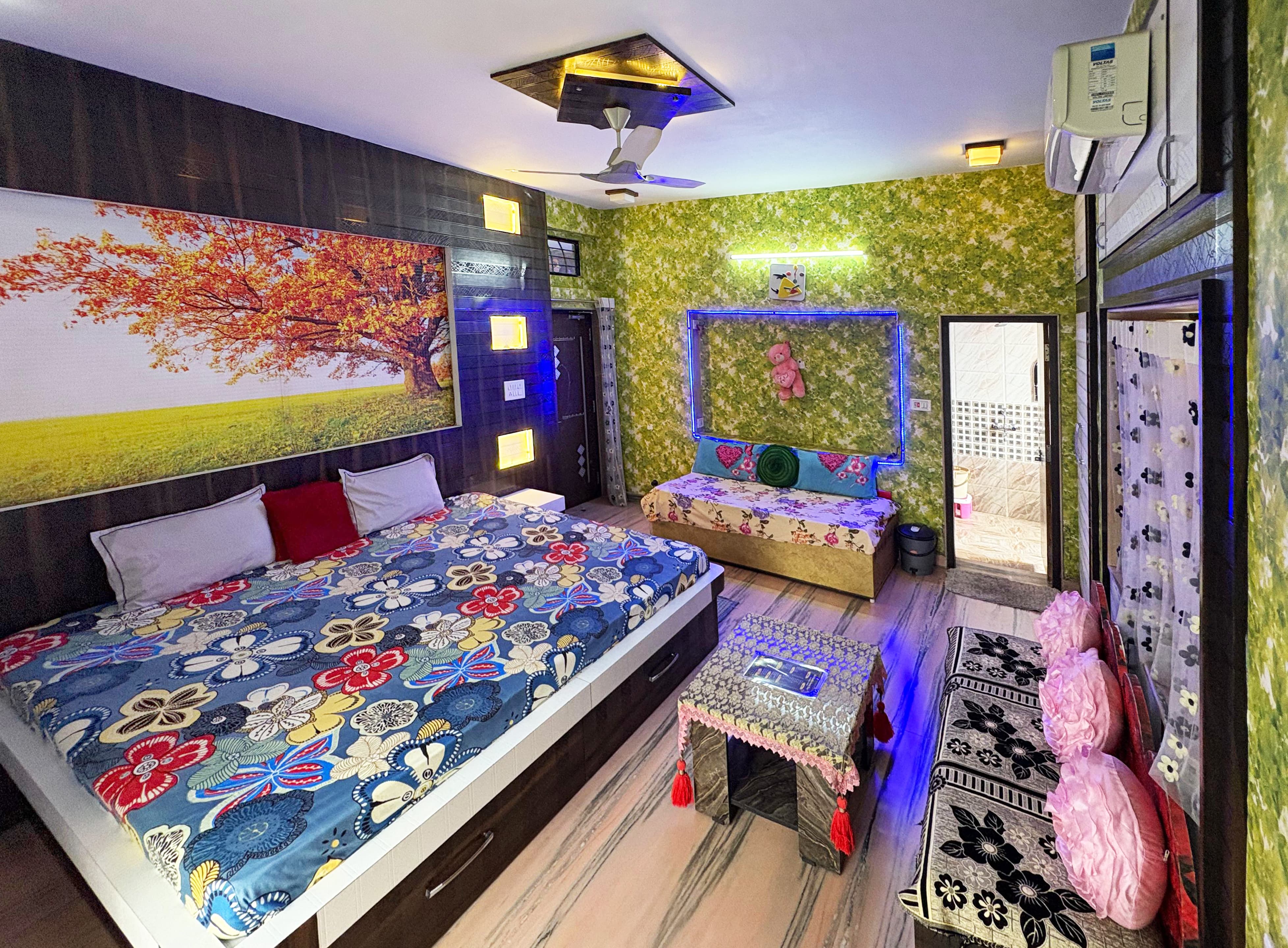 Shri Radhe Home Stay - Tap to explore photos