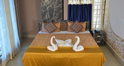 Hotel Siddarth Palace Room Type - Roof Top Party Glass Cottage