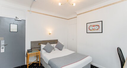 OYO Stade Court Hotel Room Type - Compact Double Room with View